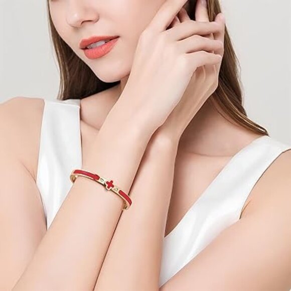 Neiman Marcus Ruby Red 18K Gold Plated Clover Clic Clac Bracelet - Picture 1 of 4